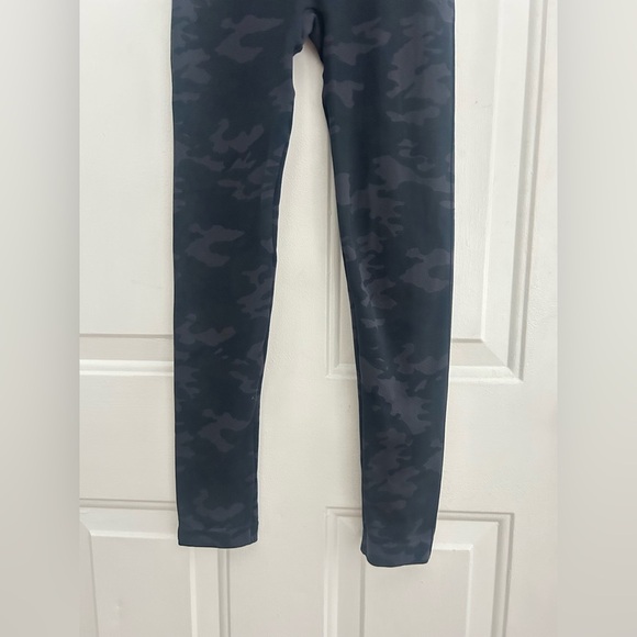 Spanx • Seamless Cropped 3/4 Black Gray Camo Sporty Casual Legging Size Medium - Picture 4 of 10